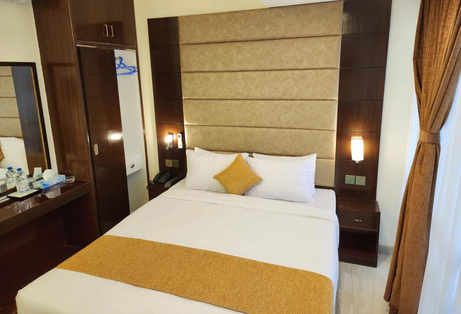 White Park Hotel & Suites Τσιταγκόνγκ Εξωτερικό φωτογραφία