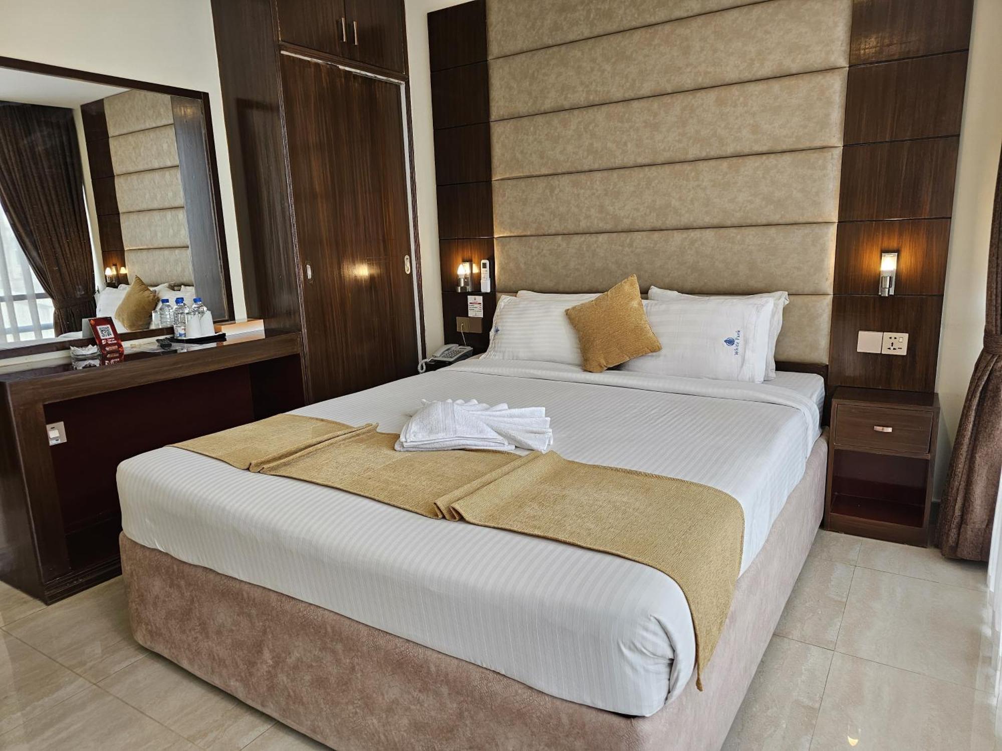 White Park Hotel & Suites Τσιταγκόνγκ Εξωτερικό φωτογραφία